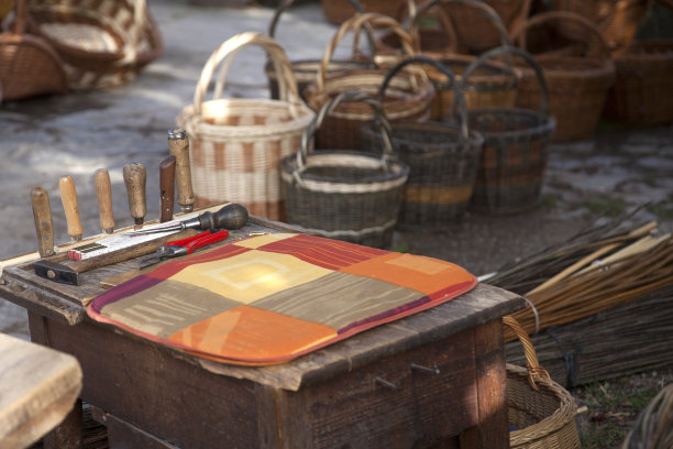 旧木桌上的制篮工具图片下载