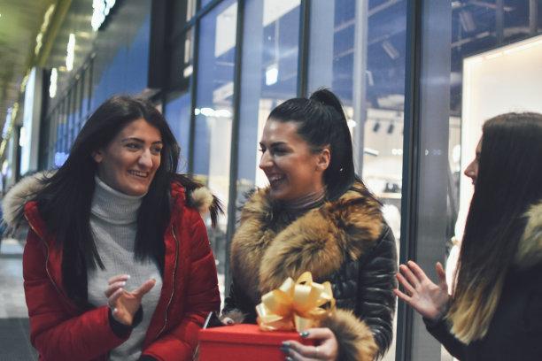 女孩们在圣诞购物图片下载