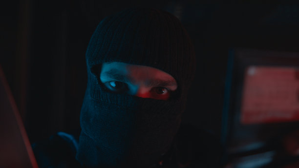 小偷偷别人钱包的肖像。小偷的概念图片下载