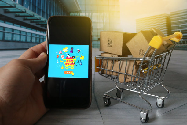 带礼品的迷你购物车，购物手机屏幕在商场前图片下载