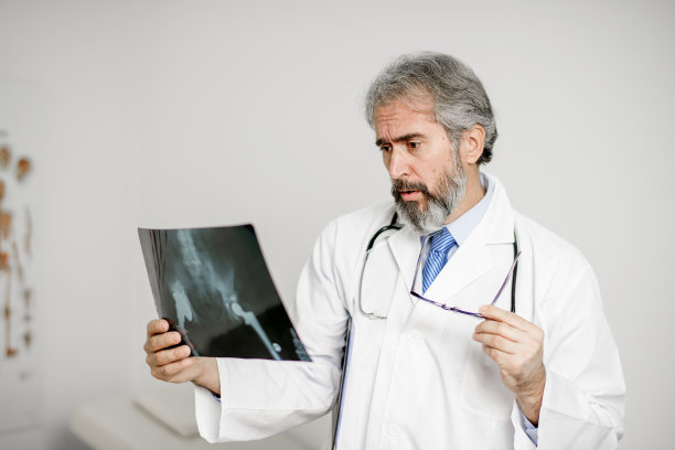 高级男医生在看x光片图片下载