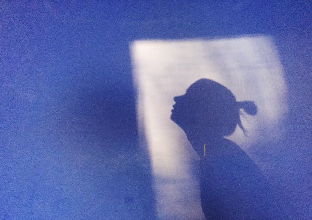 一个祈祷的女人的影子图片下载