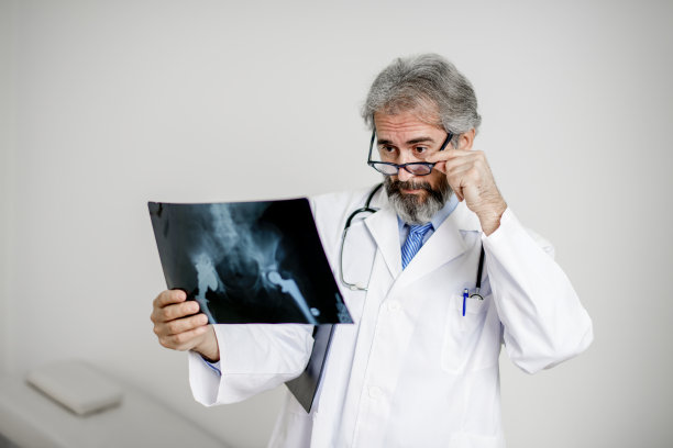 高级男医生在看x光片图片下载