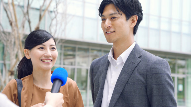 街头采访概念。舆论。路边的采访。图片下载