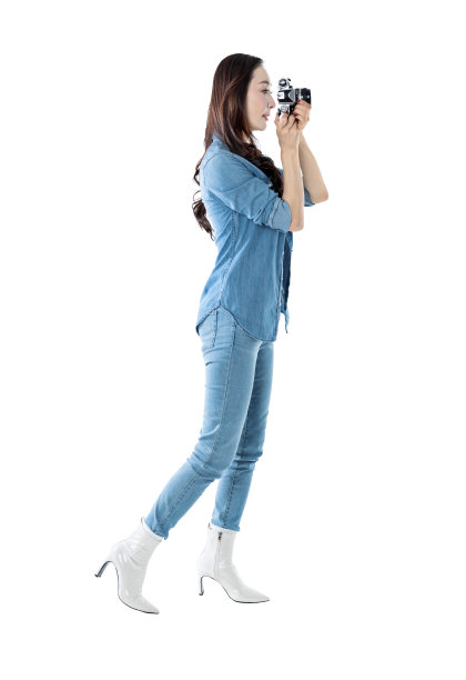 白色背景下的美女拿着单反相机图片下载