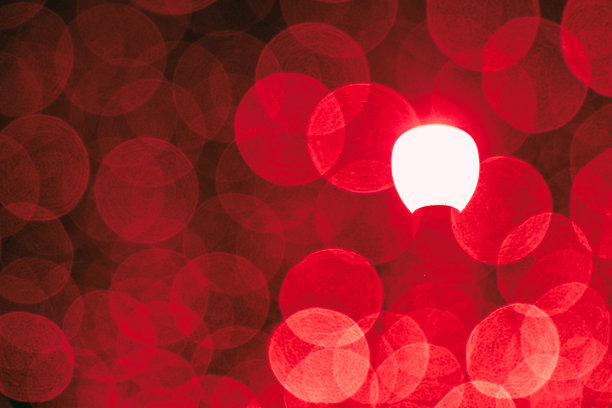 雨天明亮的路灯;红色，散焦雨滴可见的前景;图片下载