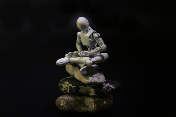 坐在禅坐中的塑料娃娃图片下载