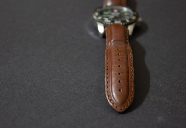 表带孤立在黑色背景上的观点图片下载