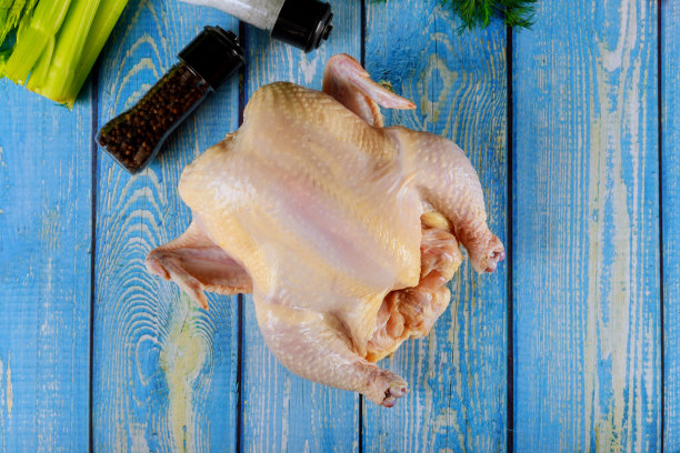 用盐和胡椒粉烹制的生全鸡。图片下载
