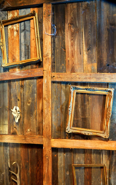 古老的相框挂在木制的复古背景上。图片下载