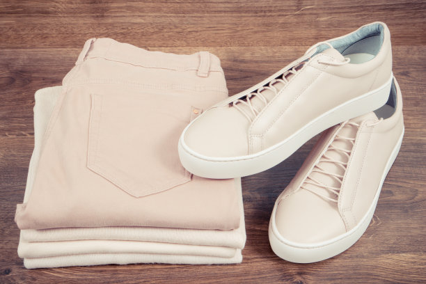 复古照片，皮鞋，裤子和衣服的女人在乡村板图片下载