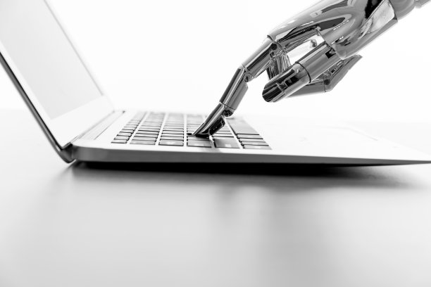 机器人用手在笔记本电脑键盘上打字图片下载
