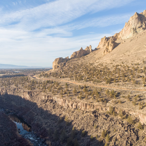 岩石中有美丽的大峡谷，沙漠中有河流。史密斯岩石国家公园国家公园。俄勒冈州。前视图。广场的照片。图片下载
