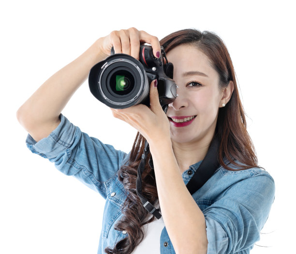 女人拿着专业数码相机在白色背景图片下载