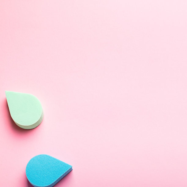 美丽，化妆海绵或美丽搅拌机在粉色背景，复制空间，俯视图柔和的颜色。美丽的背景图片下载