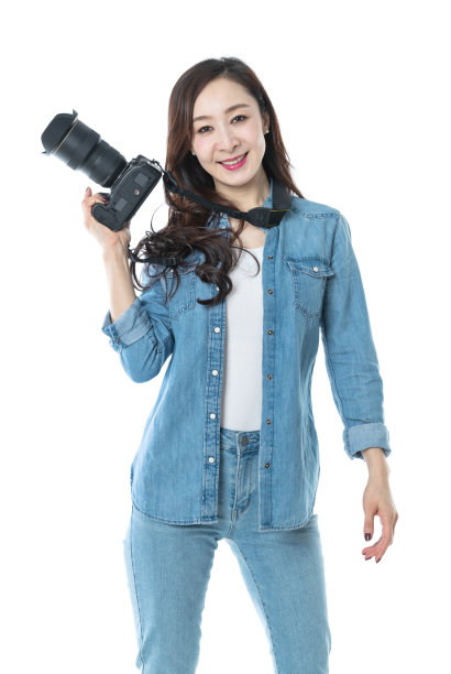女人拿着专业数码相机在白色背景图片下载