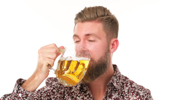 足球迷正喝着啤酒庆祝他的球队获胜。图片下载