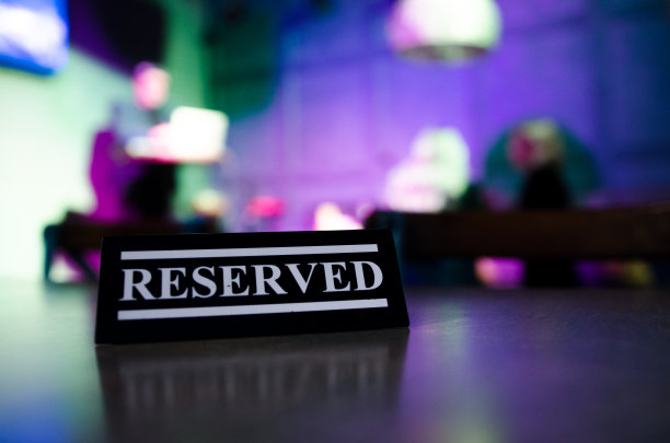 餐桌预定标志关闭。准备参加派对图片下载