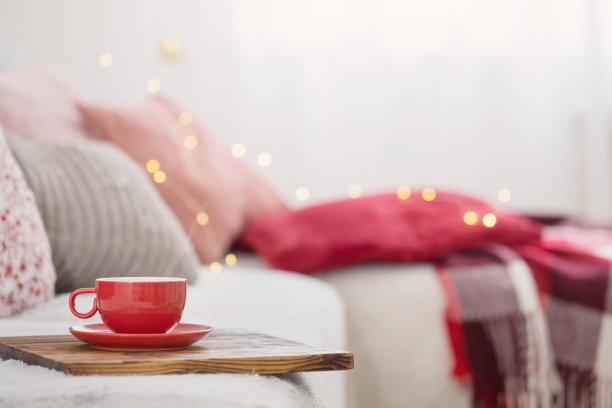 沙发上的木托盘上放着一杯茶图片下载