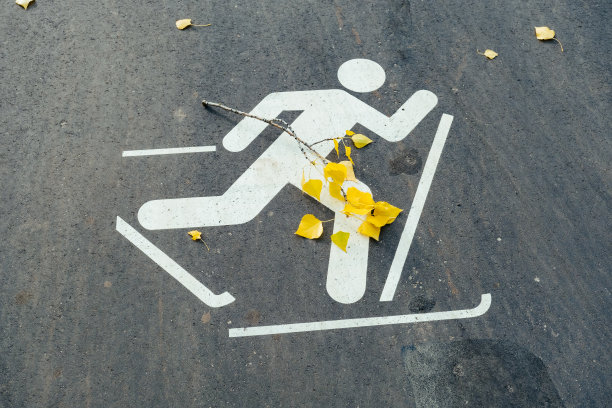 路面上的沥青滑雪标志是秋天的时候素材图片