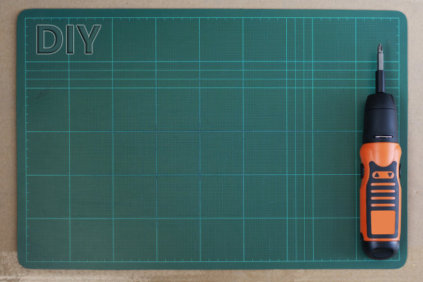 电动螺丝刀上的绿色刀盘。图片下载