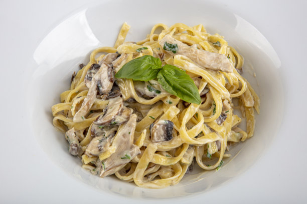 俯视图奶油蘑菇宽面阿尔弗雷多意大利面。图片下载