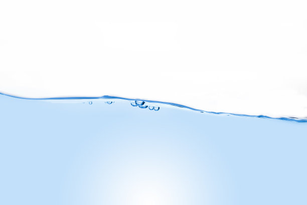 白底上的水和气泡。孤立的背景。图片下载