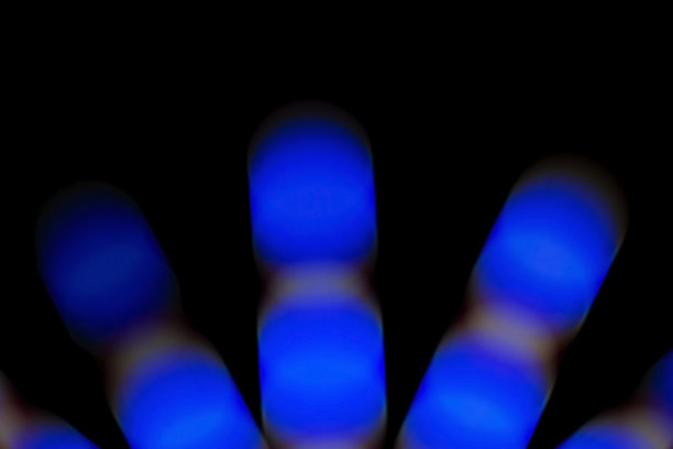 散焦照片散焦模糊的圆形光从彩色霓虹灯灯泡在夜晚为抽象的背景纹理图案图片下载