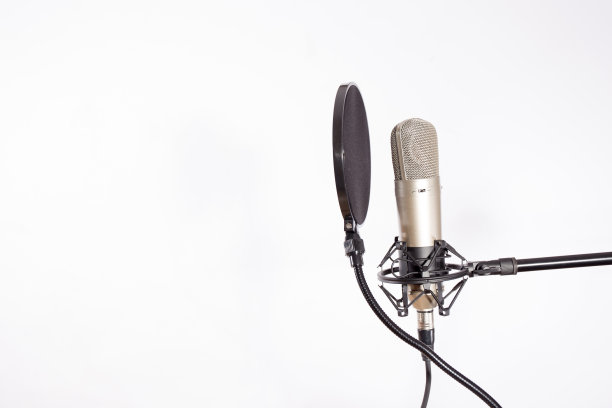 工作室麦克风在白色背景。图片下载