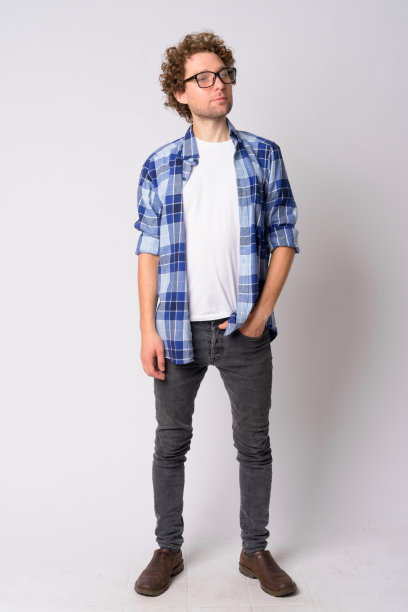 全身照片英俊的潮人与眼镜思考图片下载