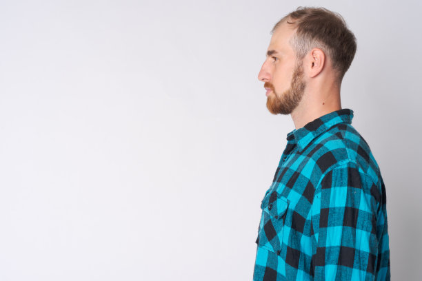 年轻的留胡子的嬉皮士男子的侧面视图图片下载