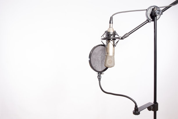 工作室麦克风在白色背景。图片下载