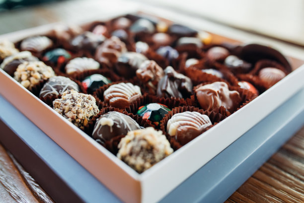 盒子里有手工制作的巧克力或糖果。这款巧克力礼盒美味，天然，有机，奢侈和健康的巧克力商店或商店图片下载