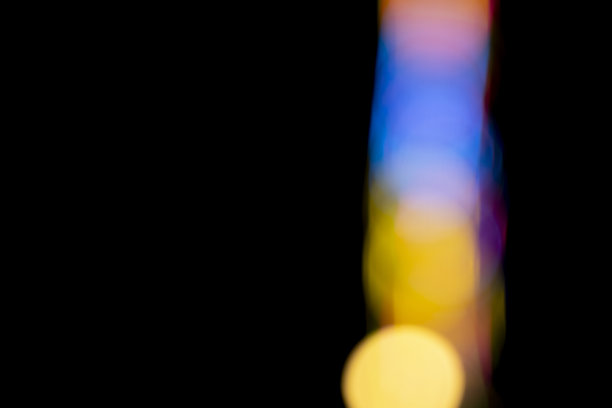 散焦照片散焦模糊的圆形光从彩色霓虹灯灯泡在夜晚为抽象的背景纹理图案图片下载