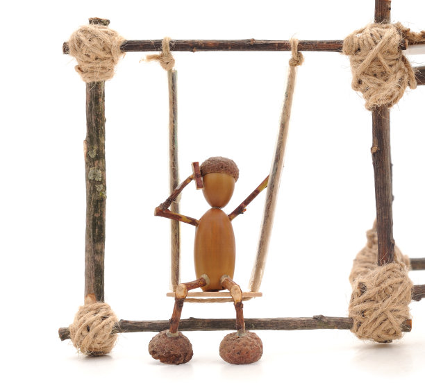 玩具操场上有橡子。图片下载