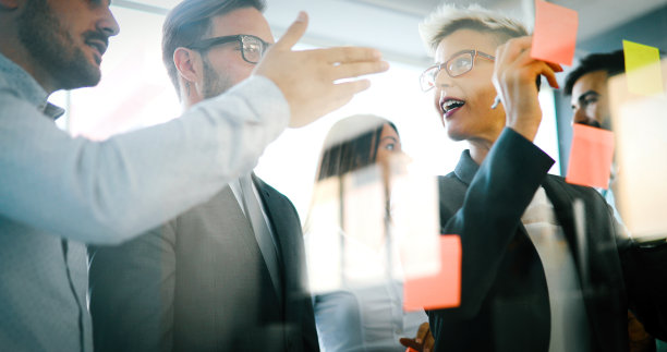 商务同事在会议室图片下载