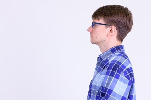 侧面的年轻英俊的潮人与眼镜图片下载