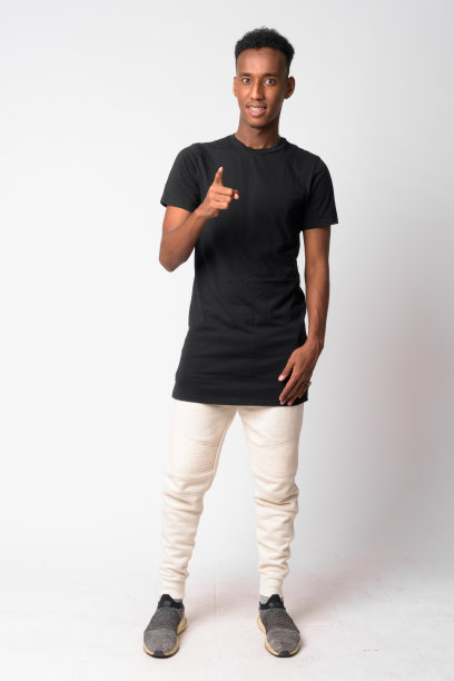 年轻快乐的非洲人指着照相机的全身照片图片下载