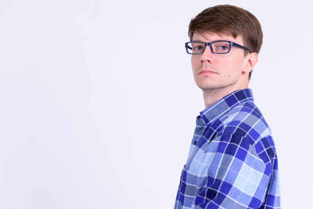 侧面的年轻英俊的潮人与眼镜看在相机图片下载