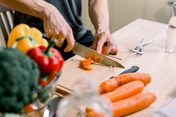 健康的生活方式，健康的食物。一个年轻人用新鲜的蔬菜和水果做沙拉。图片下载