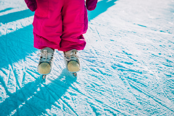 孩子们在冬天学习在冰上滑冰图片下载