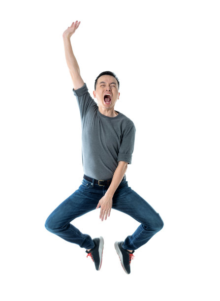 兴奋的男子在白色背景上跳舞图片下载
