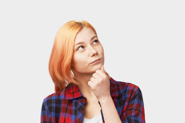 年轻美丽的女孩被孤立在白色的背景上图片下载