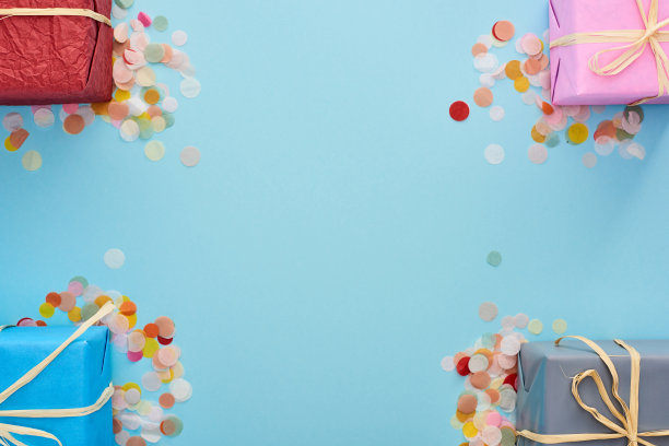 俯视图包装的礼物附近彩色纸屑蓝色图片下载