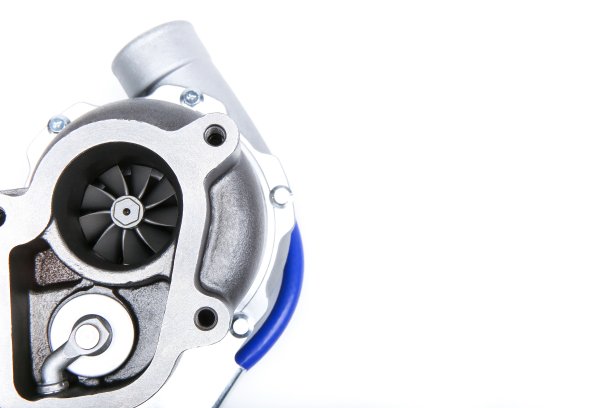 新涡轮增压器的背景与复制空间。涡轮增压器的美丽照片。汽车零部件的背景。增加发动机功率。汽车发动机调试的备件图片下载