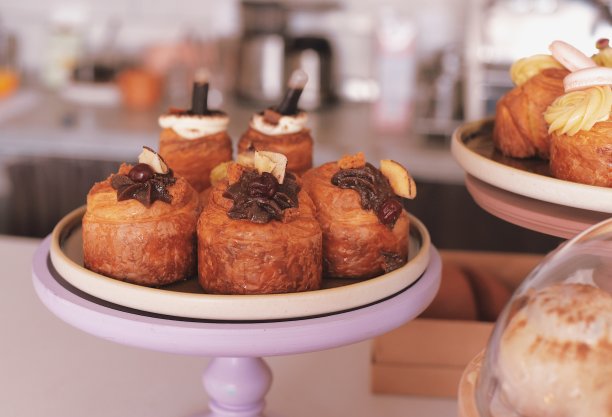 家庭面包店里的圣诞肉桂图片下载