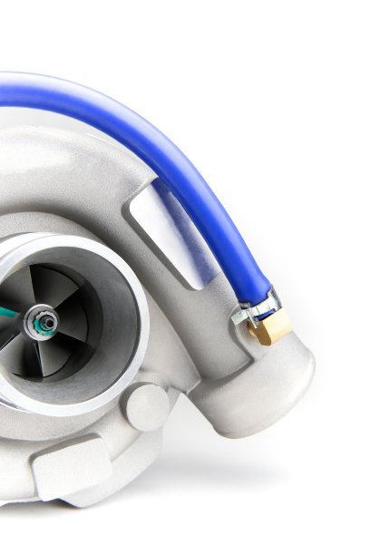 新涡轮增压器的背景与复制空间。涡轮增压器的美丽照片。汽车零部件的背景。增加发动机功率。汽车发动机调试的备件图片下载