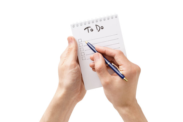 男人在笔记本上做待办事项清单。孤立。图片下载