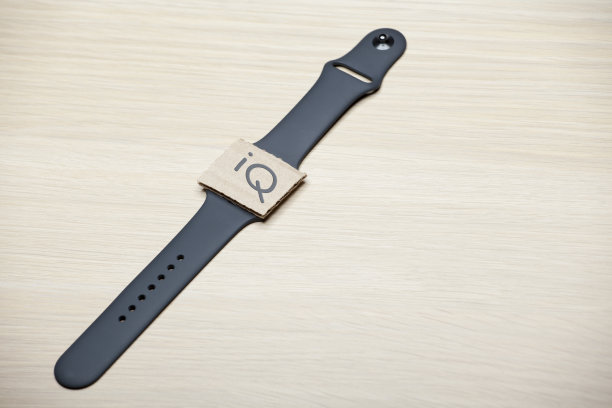 纸钟木桌背景图片下载