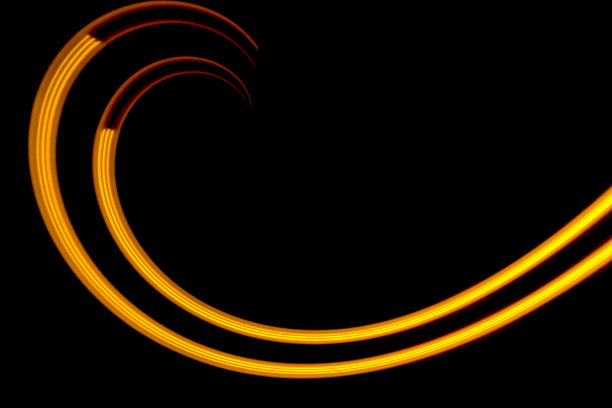 夜晚的车灯图片下载